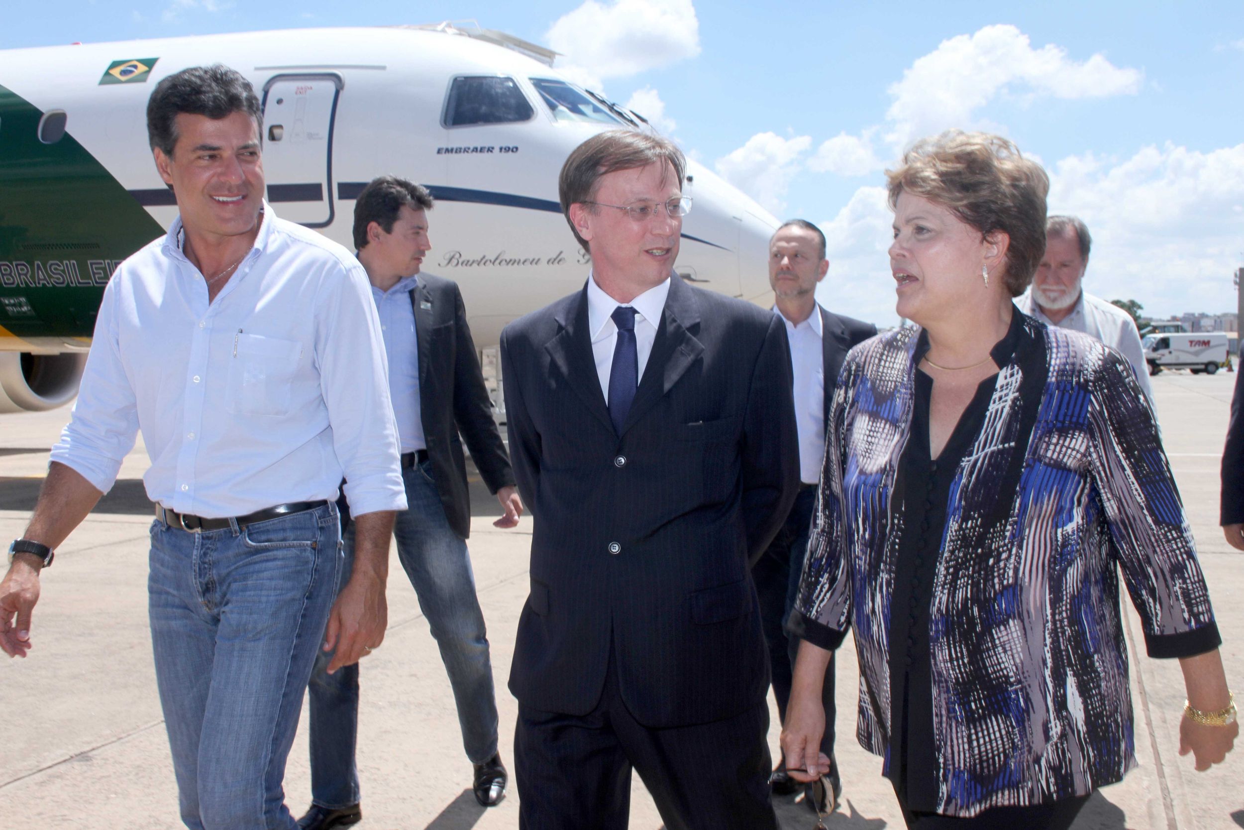 Dilma desembarcou no Aeroporto Governador José Richa de Londrina, onde foi recebida pelo prefeito Alexandre Kireeff (PSD) | Vivian Honorato/ Divulgação Prefeitura de Londrina