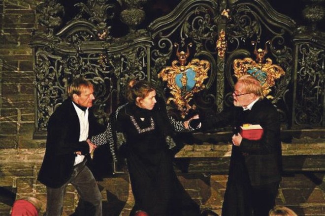 Bíblia foi encenada em uma igreja, como teatro épico |