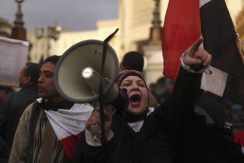 Manifestantes protestaram mais uma vez no Cairo. Violência deixou mais uma pessoa morta nesta sexta-feira (1) | REUTERS/Asmaa Waguih
