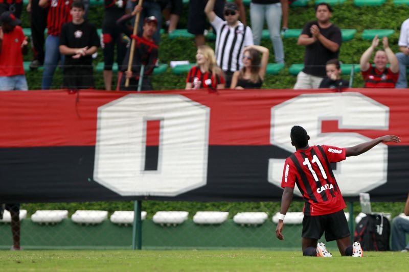 Douglas Coutinho foi destaque em partida que torcida pressionou os jogadores | Henry Milléo / Gazeta do Povo
