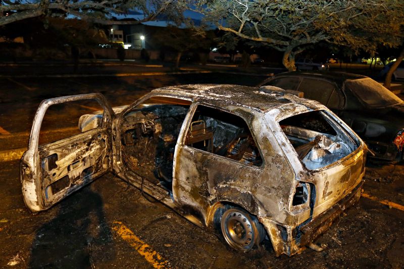 Gol incendiando no Centro Administrativo de Santa Catarina | Alvarelio Kurossu/Diário Catarinense