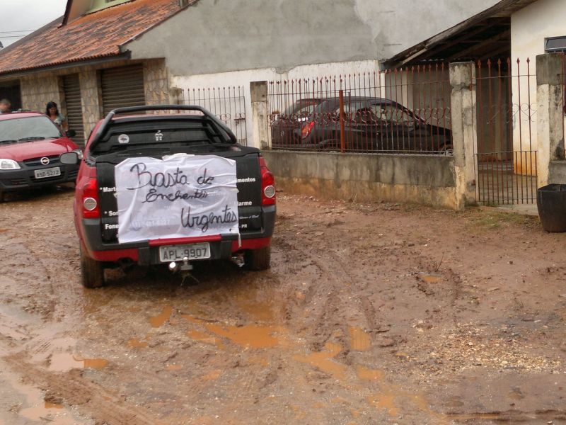 Moradores protestaram contra as enchentes frequentes | Diego Ribeiro / Gazeta do Povo
