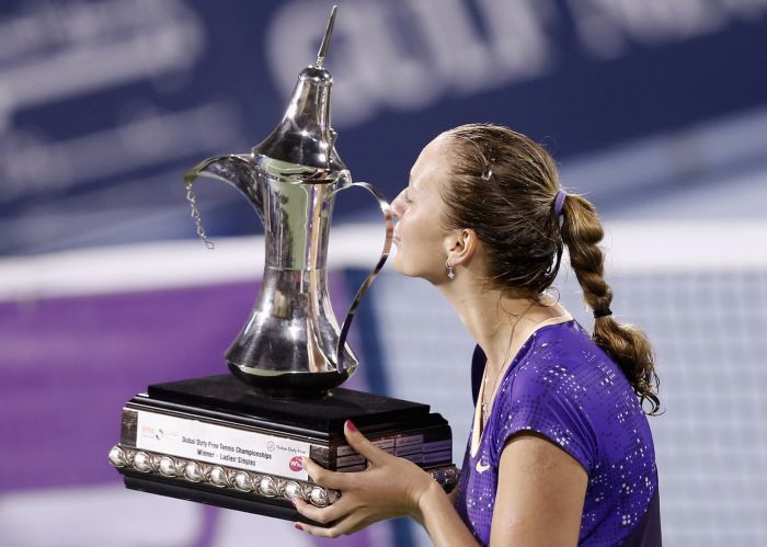 Petra Kvitova beija o troféu, depois de vencer o Aberto de Dubai | REUTERS/Ahmed Jadallah