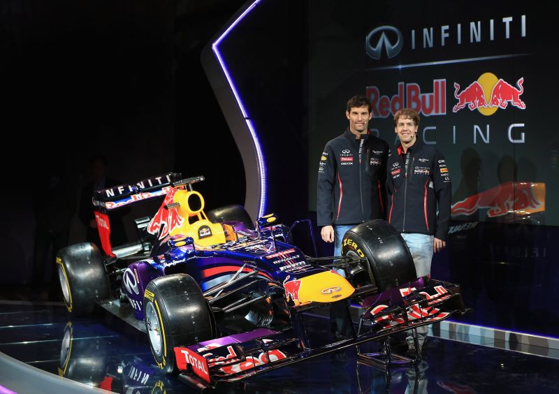 Os pilotos Mark Webber e Sebastian Vetel posam ao lado do novo carro da Red Bull, apresentado neste domingo | REUTERS/Red Bull/Handout