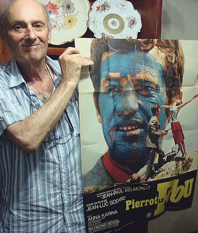 Iwersen com o cartaz original de um filme de Jean-Luc Godard, exibido no cineclube |