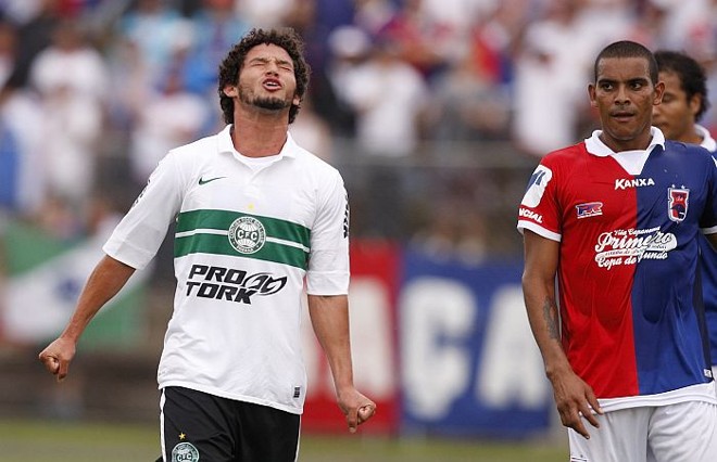 Atacante Arthur lamenta oportunidade perdida contra seu ex-clube, o Paraná |