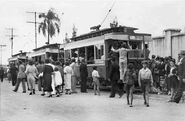 Bondes superlotados no Dia de Finados, ao lado do Cemitério Municipal, em 1934 | Acervo Cid Destefani