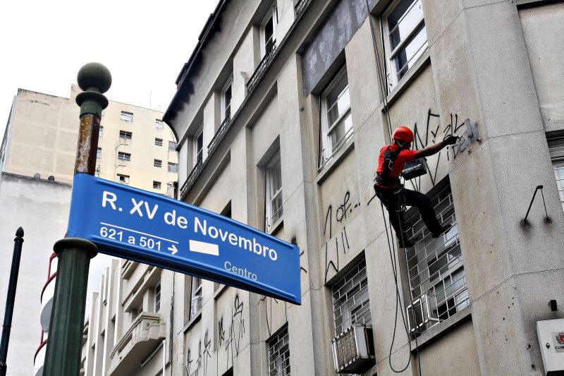 Até rapel foi usado para pintar fachadas vandalizadas | Fotos: André Rodrigues/ Gazeta do Povo