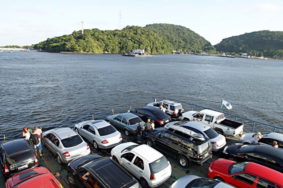 Travessia da baía é feita pelo ferryboat há cinco décadas. Congestionamentos nos acessos irritam moradores e veranistas | Albari Rosa/ Gazeta do Povo