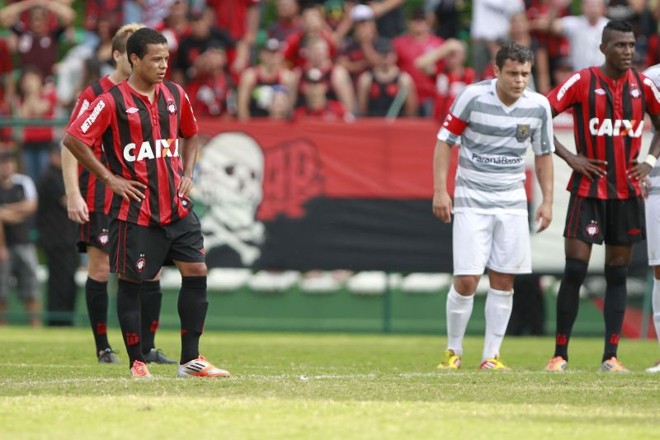 Harrison se prepara para a cobrança de pênalti que resultou no segundo gol do Atlético |