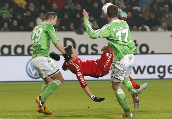 Mandzukic marcou de bicicleta um dos gols da vitória do Bayern sobre o Wolfsburg | Reuters