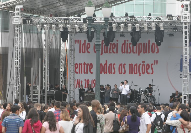 Os jovens esperam no Centro Cívico pela chegada da Cruz Peregrina e do ícone de Nossa Senhora, símbolos da Jornada Mundial da Juventude 2013 | Aniele Nascimento / Agência de Notícias Gazta do Povo