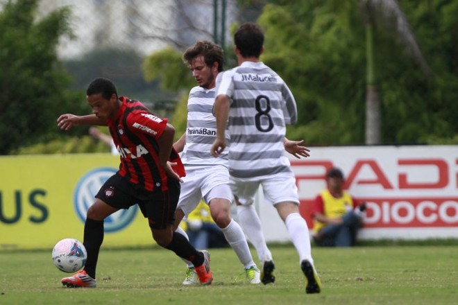 Harrison cercado pelos adversários |
