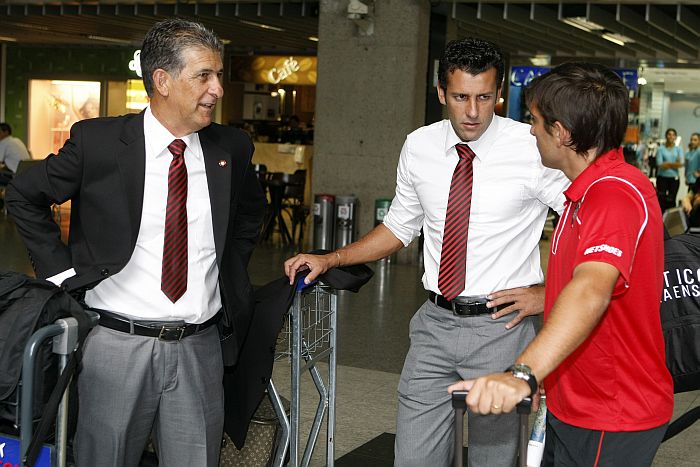 Técnico Ricardo Drubscky conversa com o auxiliar Alberto e o meia Ligüera no hall do aeroporto, antes do embarque para a Espanha | Henry Milléo / Gazeta do Povo