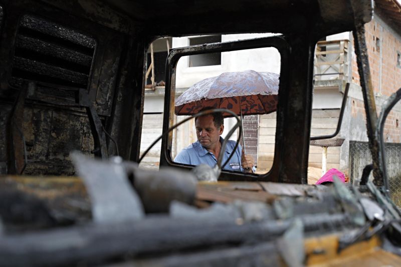 O paranaense Elói Joaquim dos Santos observa o que restou do seu caminhão queimado por criminosos: 15 ataques já foram registrados em Joinville | Albari Rosa/ Gazeta do Povo