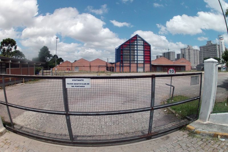 Mato cresce no estacionamento da fábrica, no Pinheirinho | Walter Alves/ Gazeta do Povo