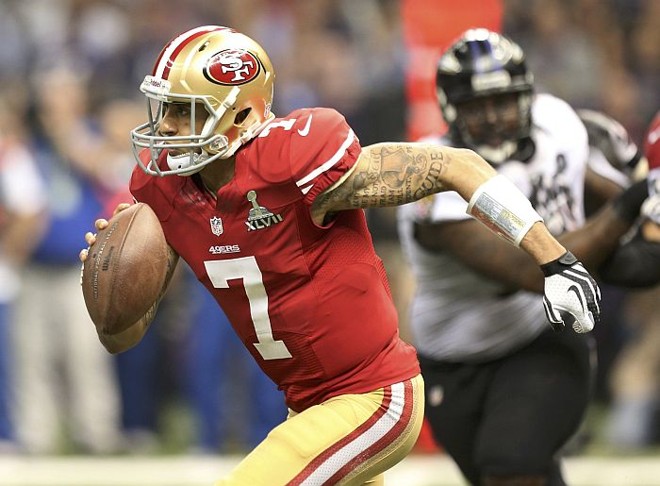 Quarterback Colin Kaepernick, do 49ers dispara para tentar o touchdown |