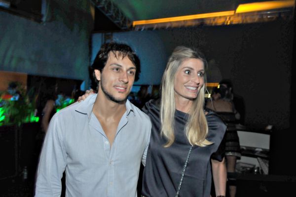 Maria Rosa Abage e Thiago Mansur conferiram a apresentação do Top DJ FatBoy Slim na Posh Floripa, em Jurerê Internacional | rbessa@gazetadopovo.com.br
