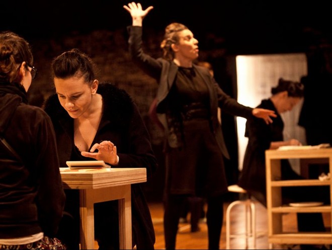 A Festa coloca o público ao redor das cenas e joga com a plateia |