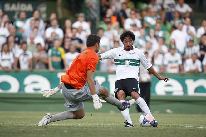 Arthur marcou seu segundo gol com a camisa do Coritiba |