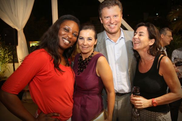 Saly Gignon (de roxo) recepcionou seus amigos Kareen Vergneau (de vermelho) e o casal Elisabeth e François David (ele, vice-presidente financeiro da Renault) na badalada festa de inauguração da varanda no Shopping Crystal. O evento movimentou o espaço na noite de quinta-feira | Patrícia Lion