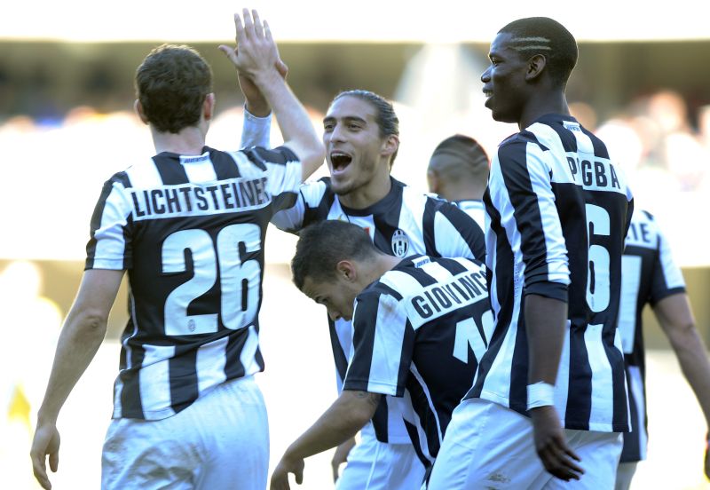 Stephan Lichtsteiner, do Juventus (à esquerda) celebra com jogadores após fazer gol contra o Chievo | REUTERS/Giorgio Perottino