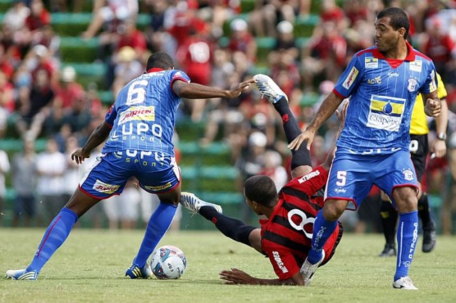 Hernani, do Atlético, é derrubado pela marcação do Cianorte |