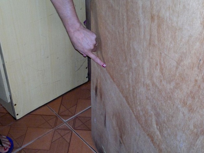 Moradora mostra até onde a água chegou |