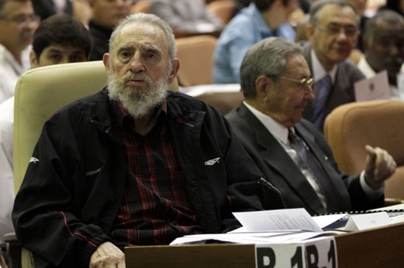 O líder cubano Fidel castro surpreendeu neste domingo (24) e compareceu na reunião da Assembleia Nacional do país, ao lado do irmão Raul Castro. A última vez que Fidel marcou presença no evento foi em agosto de 2010 | REUTERS/Ismael Francisco/Courtesy of Cubadebate/Handout