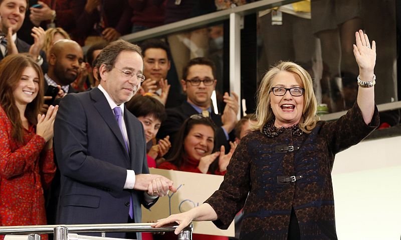 A ex-secretária de Estado dos EUA Hillary Clinton acena para a plateia em Washington durante cerimônia que marcou sua saída da pasta | REUTERS/Kevin Lamarque