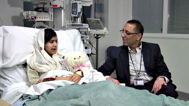 Malala ao lado de um médico do Hospital Rainha Elizabeth | Reuters