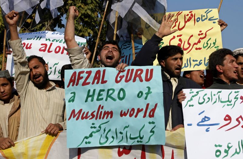 Manifestantes protestam contra a execução de Mohammad Afzal Guru, em Lahore, na Índia | Reuters