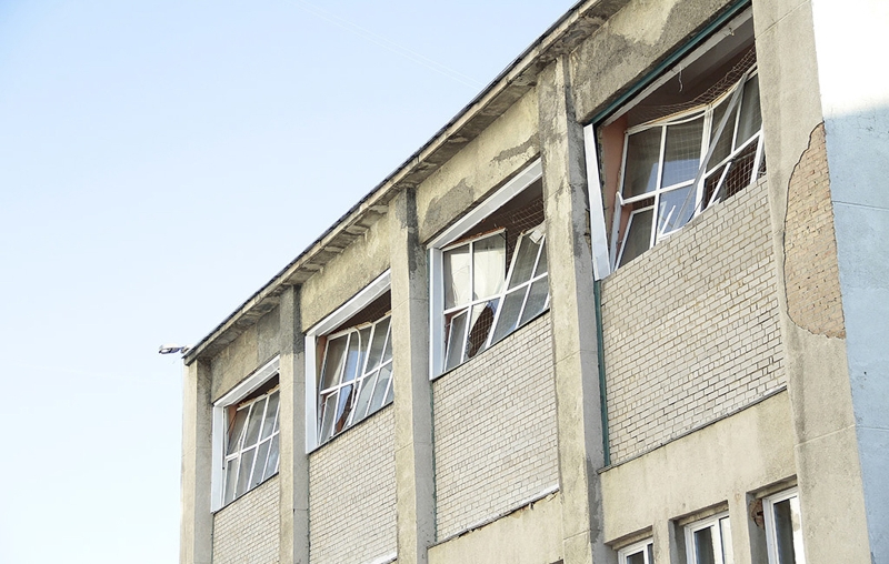 Janelas destruídas pela onda de choques do meteoro que despencou sobre a Rússia | www.chelyabinsk.ru/Reuters