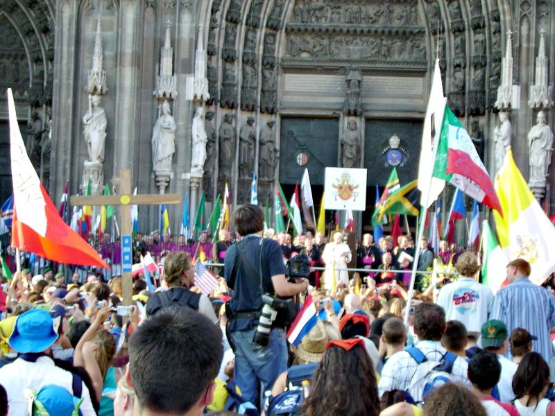 Jovens chegam à Catedral de Colônia, na Alemanha, para ouvir Bento XVI em uma das edições da Jornada Mundial da Juventude | Jonatas Dias Lima/Gazeta do Povo
