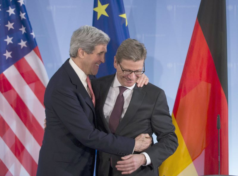 John Kerry (à esq.) com o ministro alemão Guido Westerwelle | Thomas Peter/Reuters
