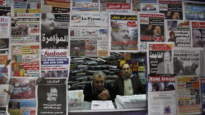Banca de jornais em Túnis, com publicações dando destaque na primeira página para o assassinato de Chokri Belaid | Zoubeir Souissi/Reuters