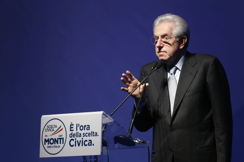 Ex-premiê Mario Monti não pode concorrer como candidato, mas se uniu a uma das chapas | Tony Gentile/Reuters