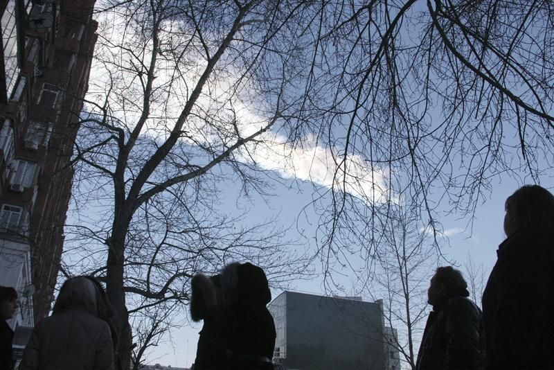 Curiosos observam o rastro da passagem do meteorito na Rússia | Vyacheslav Nikulin/EFE