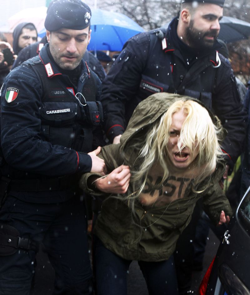 Femen: Basta Berlusconi | Cezaro De Luca/Reuters