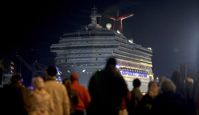 Finalmente os passageiros do navio Carnival Triumph, que é da mesma empresa do Costa Concórdia, que naufragou na Itália, puderam desembarcar após um incêndio na casa de máquinas do navio no domingo (10) | REUTERS/ Lyle Ratliff