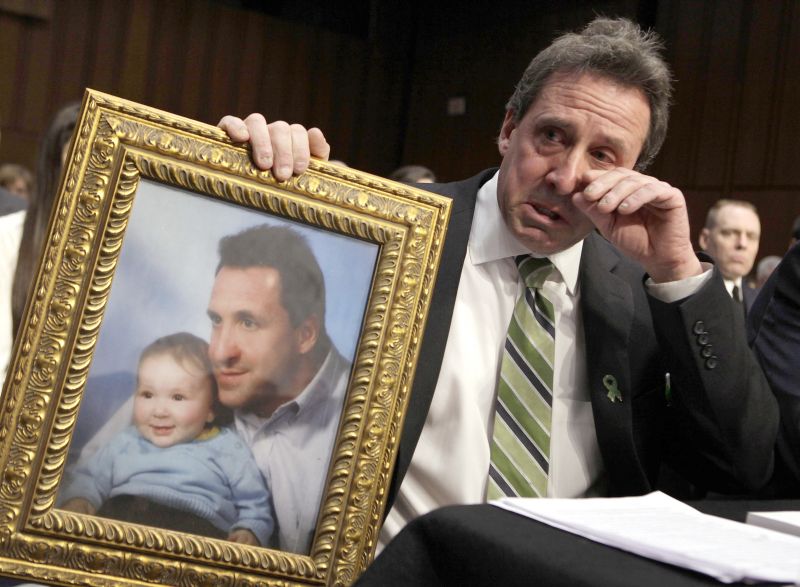 Neil Heslin se emociona ao falar a senadores dos EUA | Yuri Gripas/Reuters