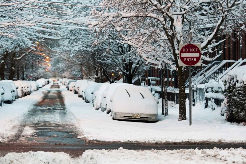Tempestade deixou os carros parcialmente cobertos de neve em Nova Jersey | REUTERS/Eduardo Munoz