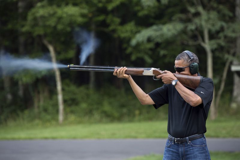 Foto de Obama atirando foi divulgada pela Casa Branca | REUTERS/White House/Pete Souza/Handout