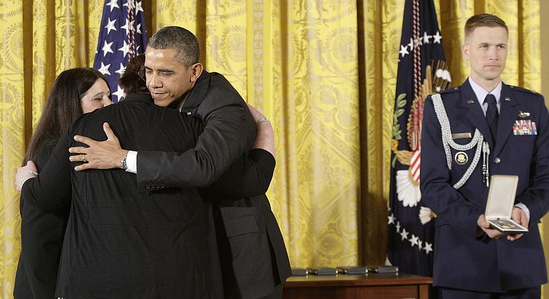 Obama abraça parente de uma das vítimas do massacre na escola Sandy Hook, em Connecticut, que receberam uma homenagem póstuma do governo norte-americano | REUTERS/Jonathan Ernst