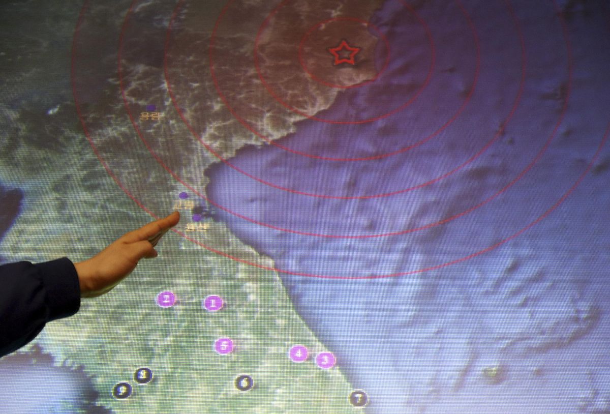 Funcionário de agência meteorológica sul-coreana aponta no mapa o local do teste nuclear realizado pela Coreia do Norte nesta terça-feira (12) | Reuters/Lee Ji-Eun/Yonhap