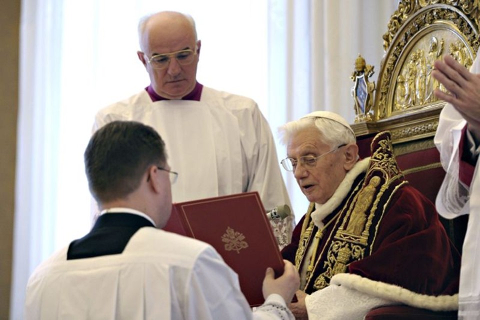 Reconhecendo as limitações impostas pela idade, o Papa Bento XVI anuncia que deixará vacante a Sé de Roma | Reuters/Osservatore Romano