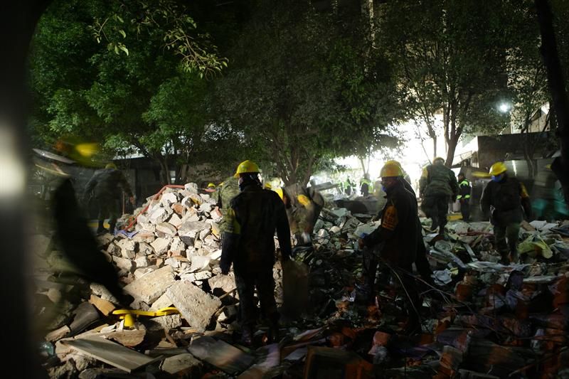 Equipes de resgate seguem com as buscas nos destroços da explosão da Pemex | EFE/ALEX CRUZ