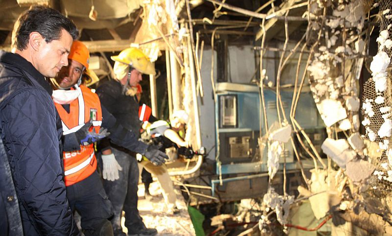 O presidente mexicano, Enrique Peña Nieto, visitou o local da explosão na sede da Pemex, na Cidade do México | Reuters/presidência do México/Divulgação