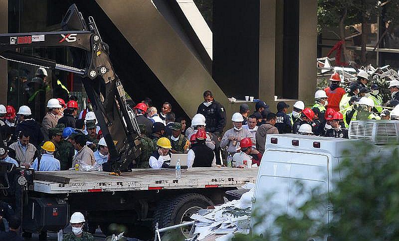 Equipes trabalham para remover os escobros deixados pela explosão na sede da Pemex, na Cidade do México | EFE/Sáshenka Gutierrez