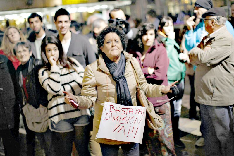 Manifestante exige a saída imediata do primeiro-ministro em manifestação na cidade de Malaga, sul da Espanha | Jon Nazca/Reuters